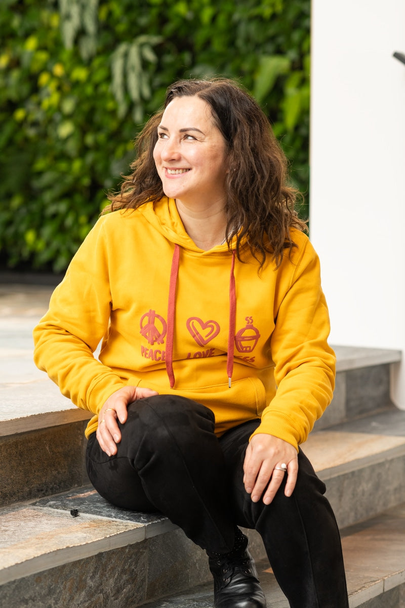 Hoodie Ockergelb/Bordeaux - Peace, Love, EGGs