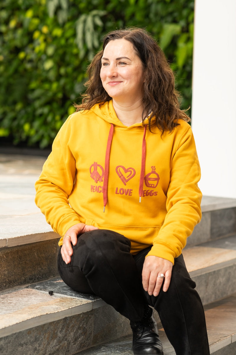 Hoodie Ockergelb/Bordeaux - Peace, Love, EGGs